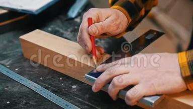 木<strong>工行</strong>业-一名木工用铅笔在木制品上做记号